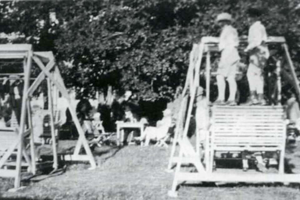 De båda gungorna i parken var populär bland badgästernas barn. Där fanns ibland en lektant som skötte lekarna.