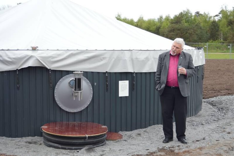 Sten Björk invigde den nya anläggningen i Smygehamn där tång från stränderna ska bli biogas. Foto: Lasse Bryggare