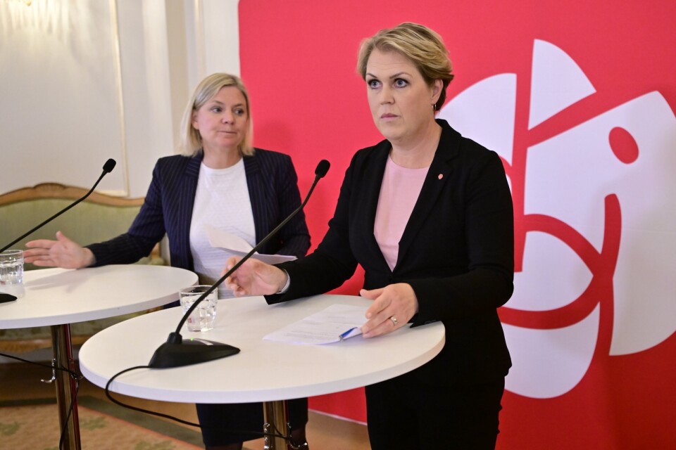 Socialdemokraternas partiledare Magdalena Andersson presenterar Lena Hallengren som ny gruppledare.