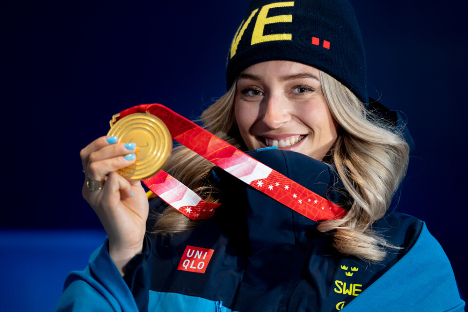 Ebba Årsjö med sin guldmedalj i kombinationen i Paralympics.