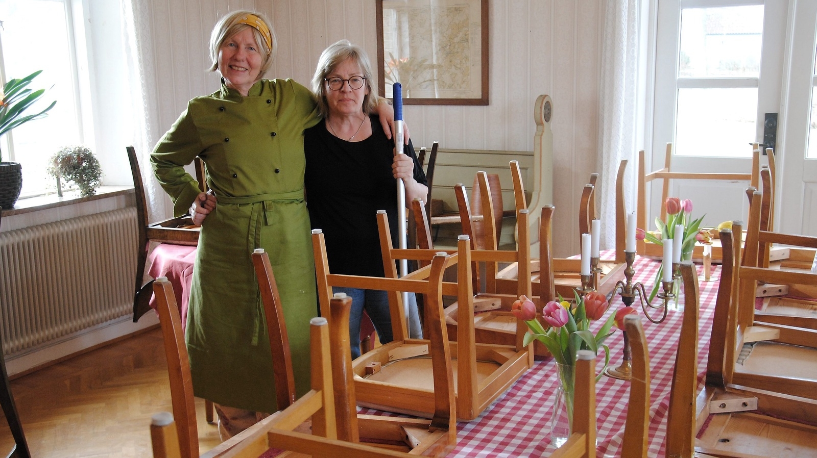 Ingemo Kroon är deltagare och hjälper Karin Johansson med att städa lokalerna för dagen.                           Foto: Stefan Olofson