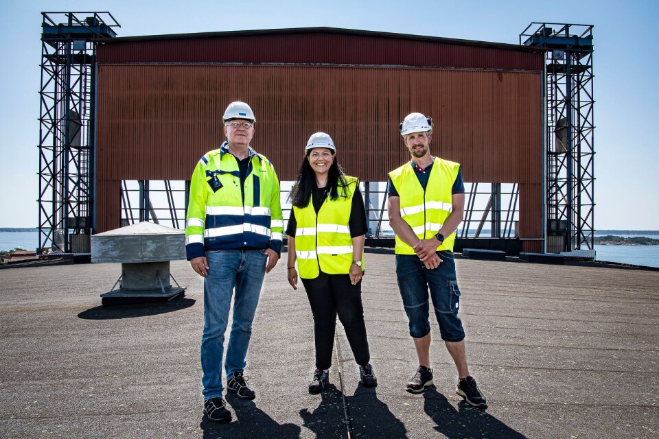 Exklusivt besök på taket till hangaren på SAAB i Karlskrona. Joachim Hallor, Helena Lönegård och projektledaren Rickard Resebo.