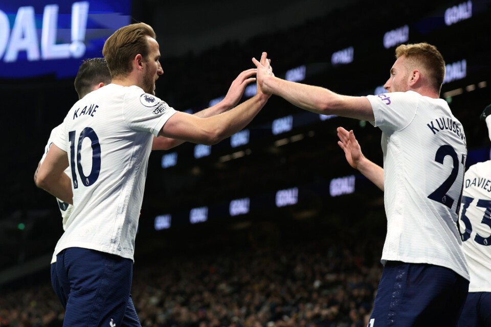 Harry Kane och Dejan Kulusevski i måndagens 5–0-kross mot Everton. Nu bryter Premier League sitt avtal med sändande ryskt tv-bolag.