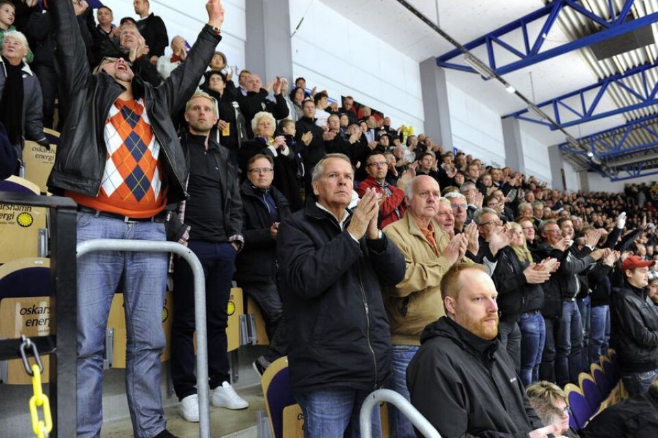 De 2 401 åskådarna i Arena Oskarshamn gav hemmalaget stående ovationer sista minuten.