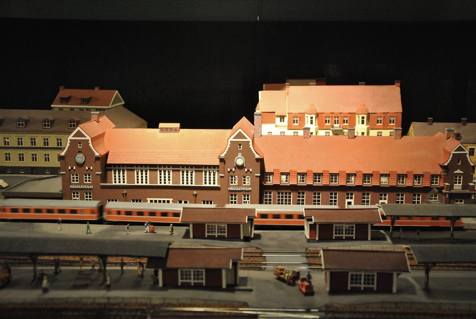 Hässleholms stationshus och bangård är ett av de större inslagen i järnvägsmodellen.