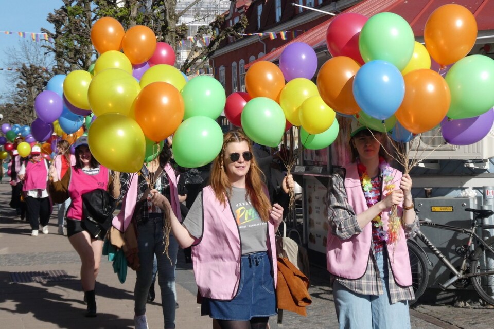 Storgatan i Växjö fylldes av färgsprakande ballonger och glada människor när Växjö Pride invigdes.