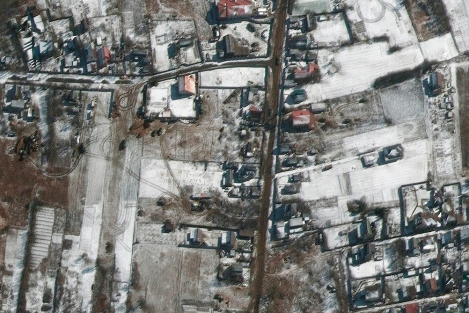 Ryska styrkor syns här utstationerade i Ozra, runt 2,7 mil norr om huvudstaden Kiev. Bilden togs vid lunchtid på torsdagen.