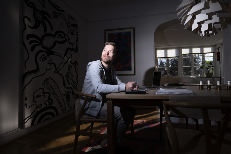 Petter Lundberg studerar vid köksbordet i föräldrahemmet i Malmö under den pågående coronapandemin.