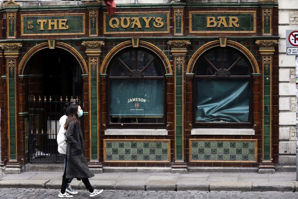 Barerna i Dublin har stängts sedan tidigare. Nu skärper regeringen åtgärderna för att hindra smittspridning.