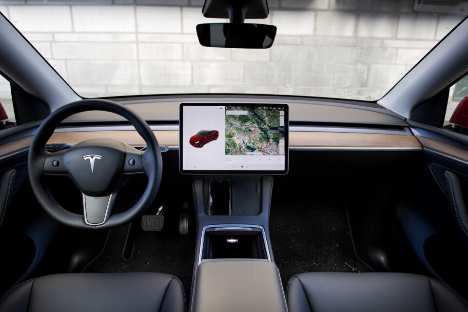 Tesla bjuder på marknadens mest progressiva förarmiljö. Man har förpassat alla funktioner utom ratt och växelspak till pekskärmen.
