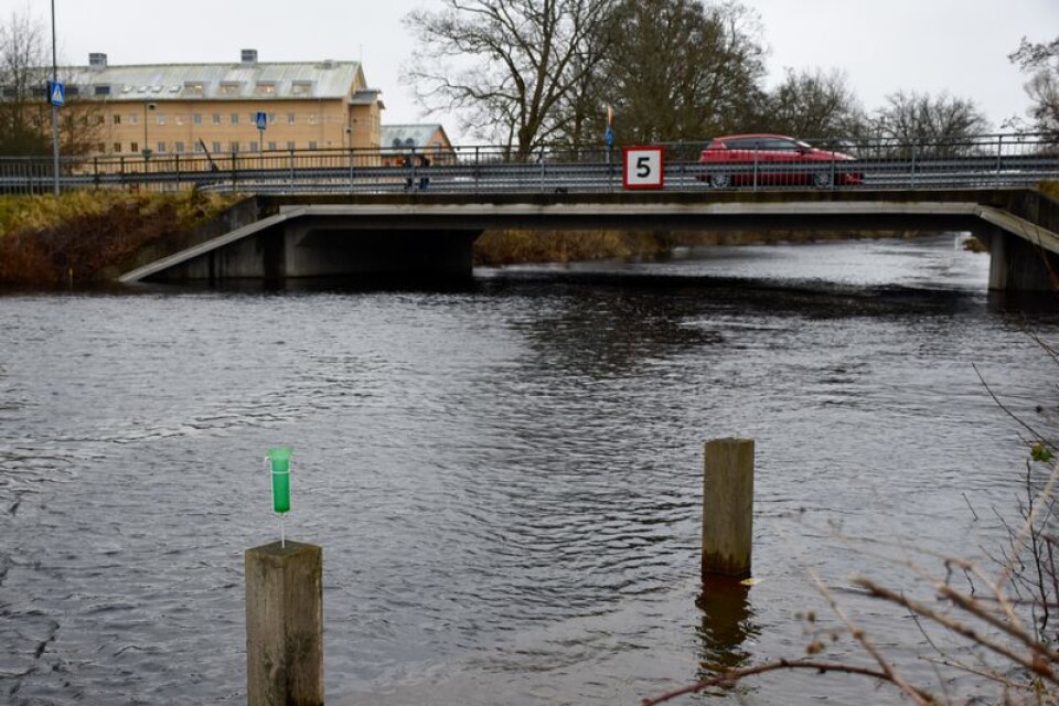 Vattnet i Ronnebyån möts av högt vattenstånd i havet, vilket förvärrar situationen.
