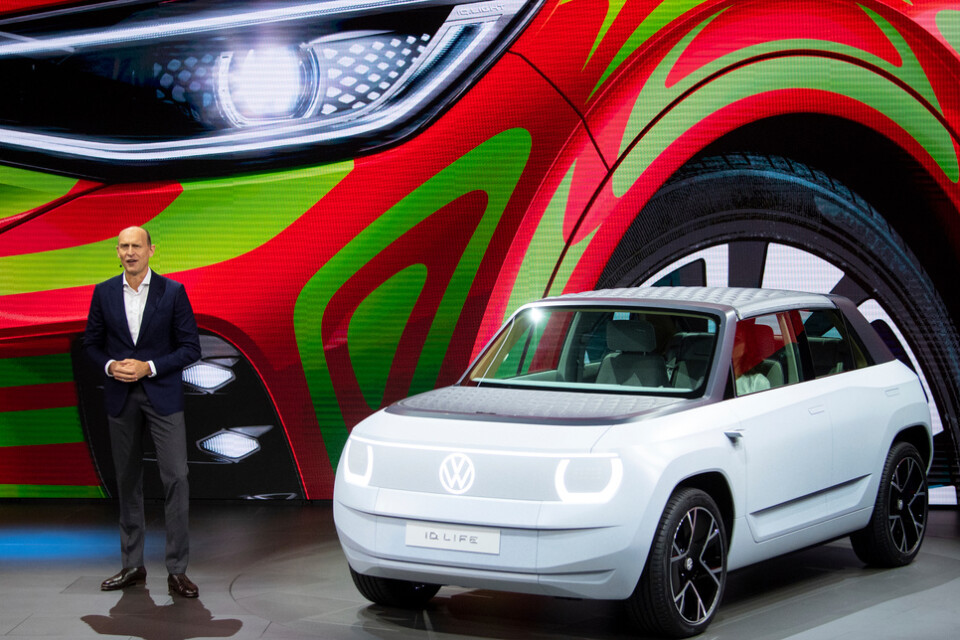 Volkswagen visar upp en av sina nya modeller i samband med bilmässan i München förra året. Arkivbild.