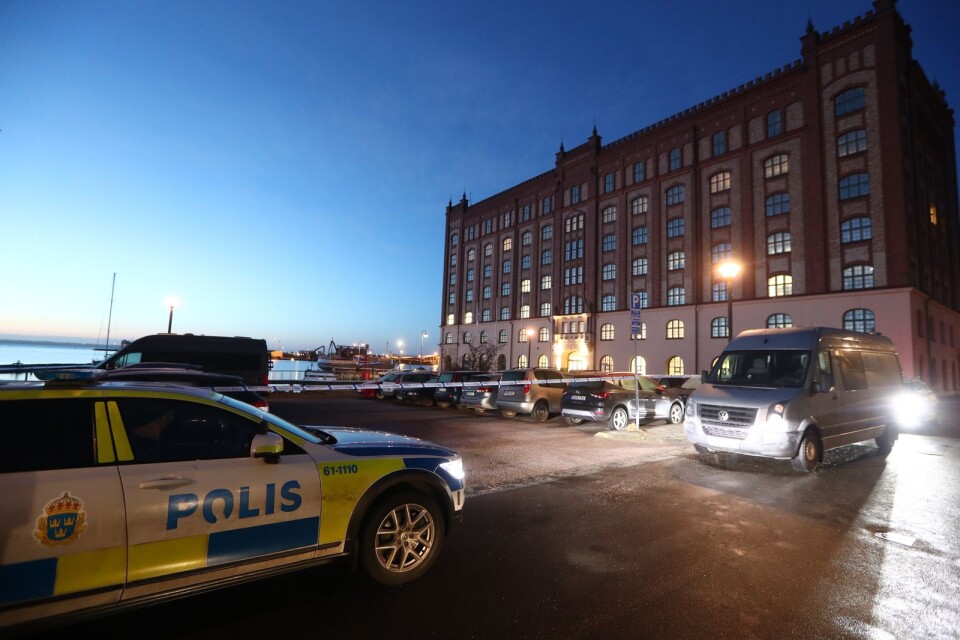 Polisavspärrningar på den plats där den unge mannen hittades skjuten på Östra Vallgatan i centrala Kalmar natten till fredagen.