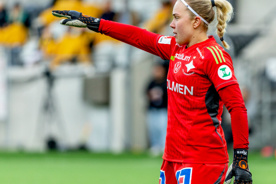 IFK Norrköpings målvakt Sofia Hjern hoppas att hon snart kan ha fotbollen som sitt yrke.
