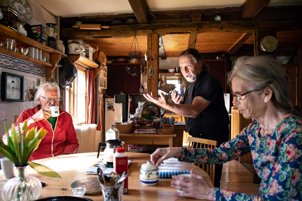 Percy Andersson, Chris och Birgit Geigert driver fortfarande Moder Jord som startade 1973. Deras resa tillsammans utmärks av idealism, en vilja att göra världen till en bättre plats.