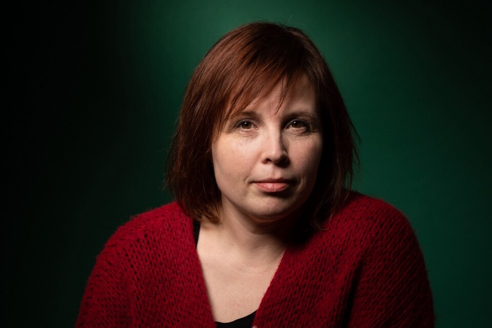 Karin Erlandsson, född 1978, bor i Mariehamn på Åland. Hennes debutroman ”Minkriket” (2014) nominerades till Nordiska rådets litteraturpris. Hon har även skrivit barn- och ungdomsböcker.