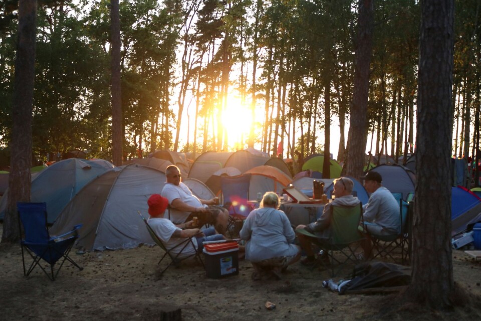 På campingen satt folk och tog det lugnt i solnedgången.