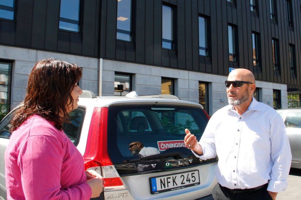 Jesin Moaalla has opened a new driving school in Hässleholm. Entesar Authman is one of the pupils.