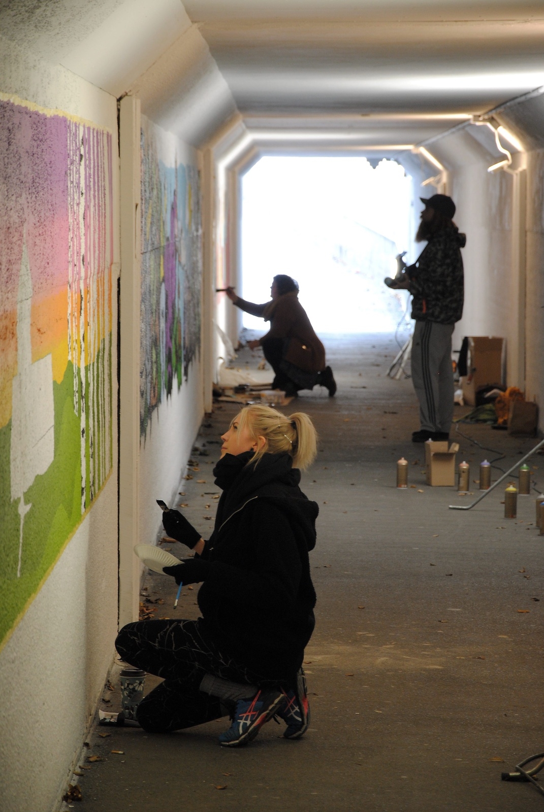 Emma Pålsson, William Nilsson och Nelly Nilsson Nyberg funderar och formger sina tunnelkonstverk. FOTO: Lars-Åke Englund