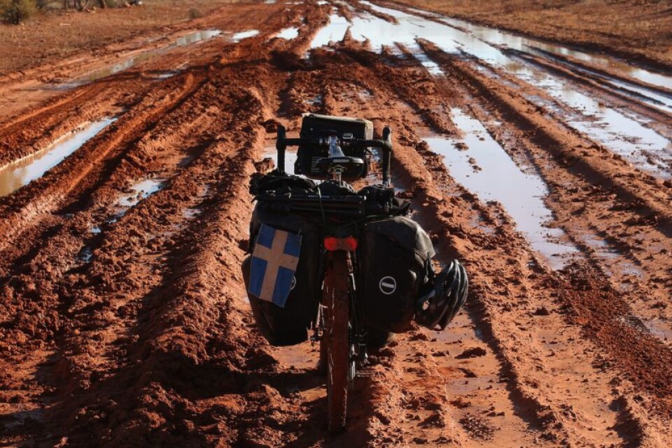 Ett dygns ihärdigt regnande förvandlade Plenty Highway i Australien till lervälling.