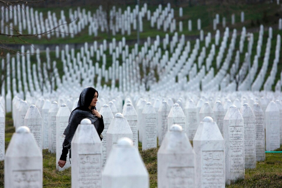 En kvinna går bland gravstenarna i minnesparken i Potocari utanför Srebrenica, staden där drygt 8000 muslimska män och pojkar mördades 1995 av den bosnienserbiska armén.