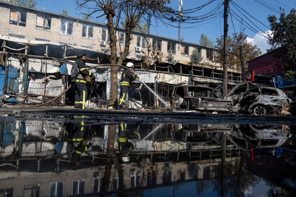 Räddningsarbetare släcker en brand efter attacken vid marknaden i Kostiantynivka den 6 september. Arkivbild.