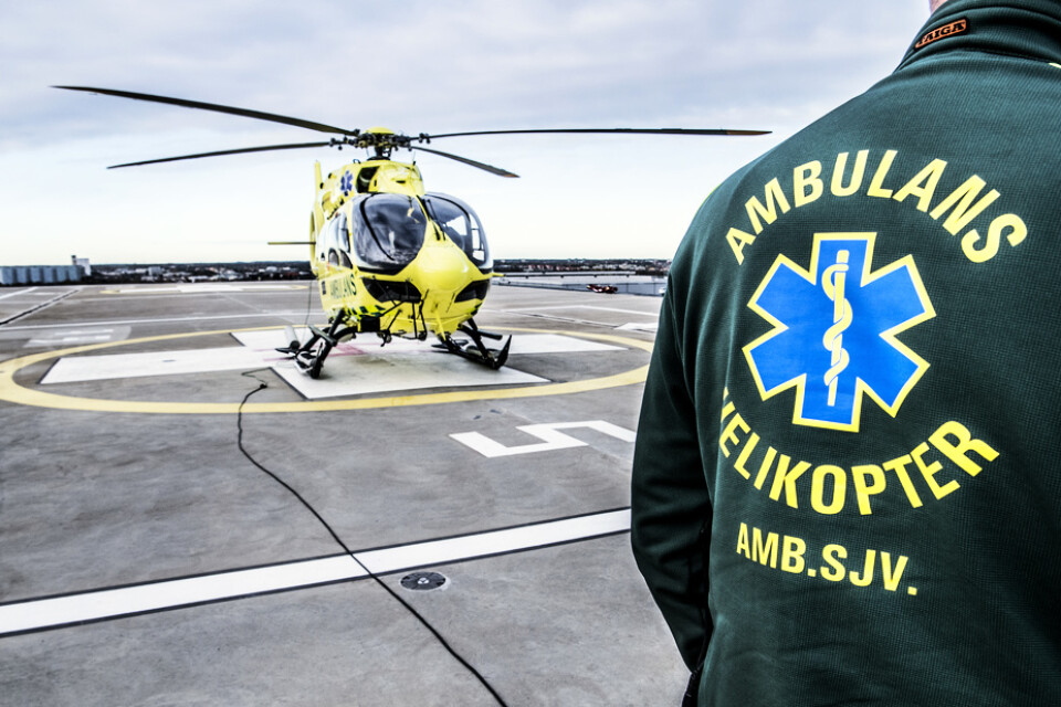 En person flögs till sjukhus med ambulanshelikopter efter att ha gått igenom isen på en sjö i Dalarna. Arkivbild.