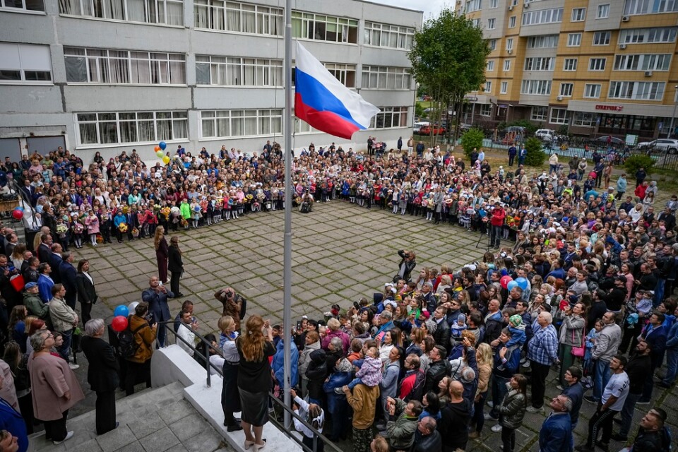 Skolbarn i Nachabino utanför Moskva på den första skoldagen i september förra året. Kreml har infört patriotism på schemat och varje skoldag börjar med flagghissning och nationalsång. Arkivbild.