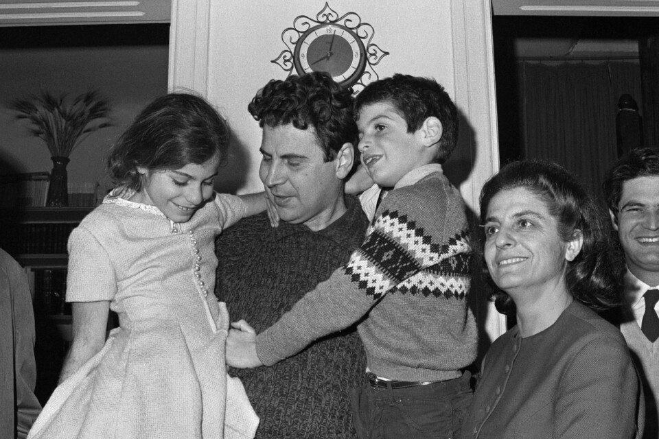 Mikis Theodorakis tillsammans med sin familj, barnen Margaret och George och frun Myrto Altinoglou efter att han blivit frisläppt från fängelset av militärjuntan 1968.