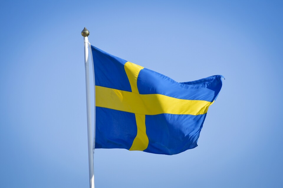 Arkivbild av den svenska flaggan på flaggstång under det traditionsenliga nationaldagsfirandet på Solliden på Skansen.