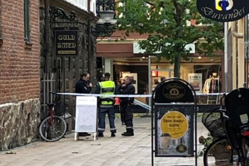 Polisen har spärrat av området. Rånarna flydde på cykel mot Regionmuseet, Stora Torg och Östra Storgatan.