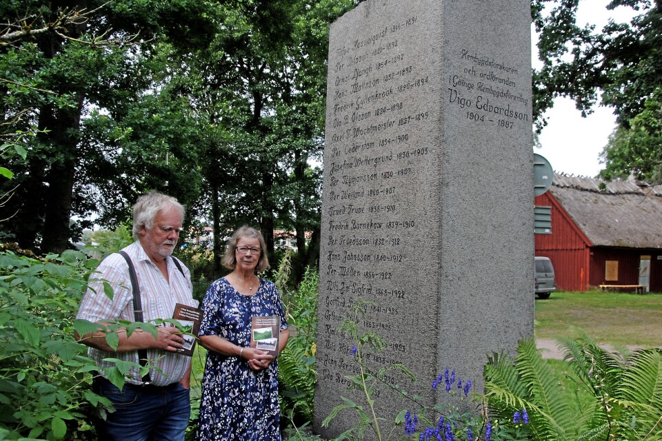 Gunilla Kärrdahl och Sven Jensén i Göinge hembygdsförening vill rista in fler kvinnor på minnesstenen.