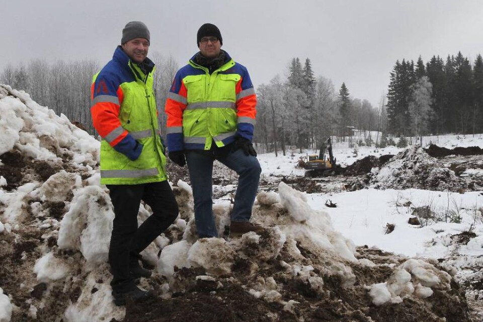 Henrik Svensson och Mikael Zsiga, platschef respektive projektledare för Lassalyckan, konstaterar att arbetet kommit i gång. FOTO: Leif Fjellström