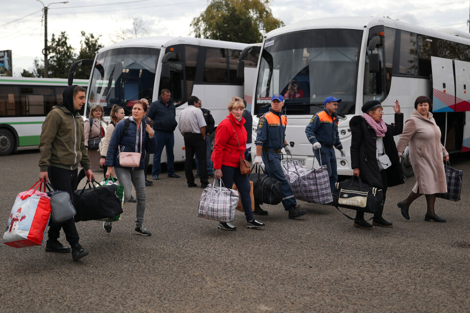 Invånare har uppmanats av Ryssland att lämna regionen Cherson. Ukraina hävdar att många tvångsförflyttas.