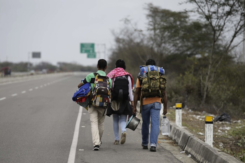 Venezuelanska migranter vandrar längs en motorväg på väg mot Perus huvudstad Lima. Arkivbild.