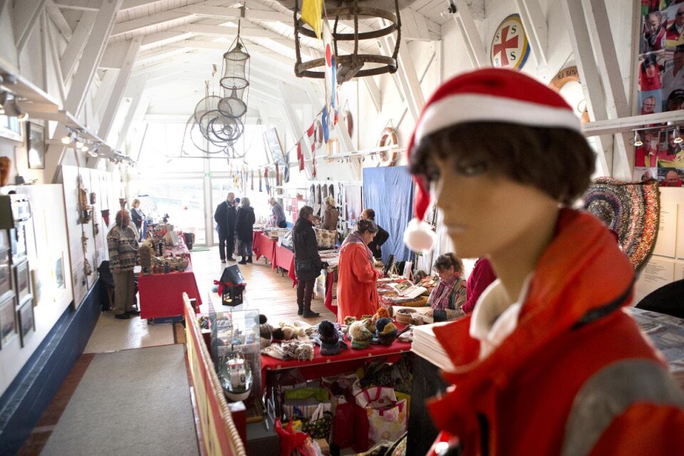 De många olika utställningarna i Sjöfartsmuseet lockade som vanligt många besökare under julmarknaden vid hamnen i Kåseberga. Foto: Mark Hanlon