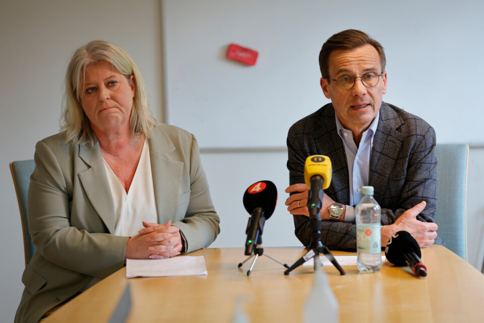 Socialtjänstminister Camilla Waltersson Grönvall och statsminister Ulf Kristersson, här vid en pressträff i Angered i Göteborg, vill utreda en nivå av "mellantvång" mot föräldrar som har svårt att ta hand som sina barn fullt ut.