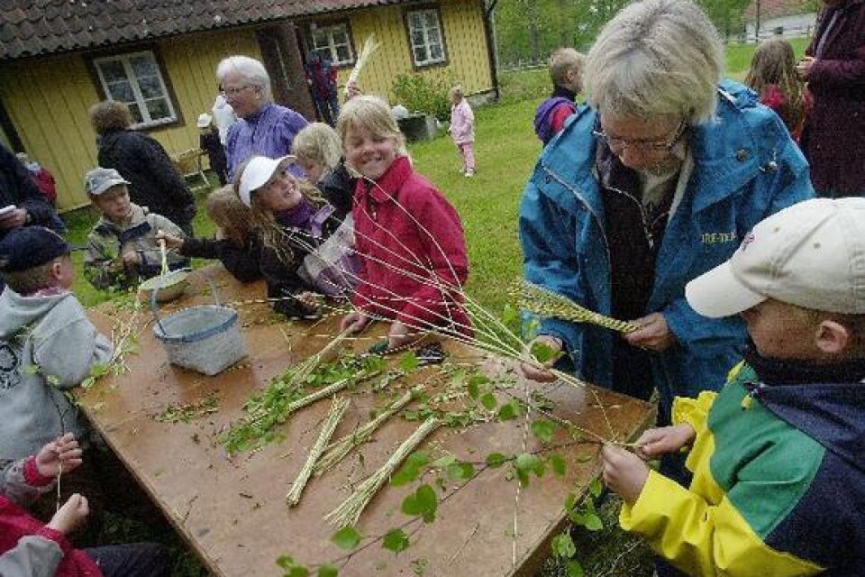 22 barn från Solhällan fick bland annat lära sig att knyta björkvispar i Hjärsås hembygdsgård igår.BILD: BOSSE NILSSON