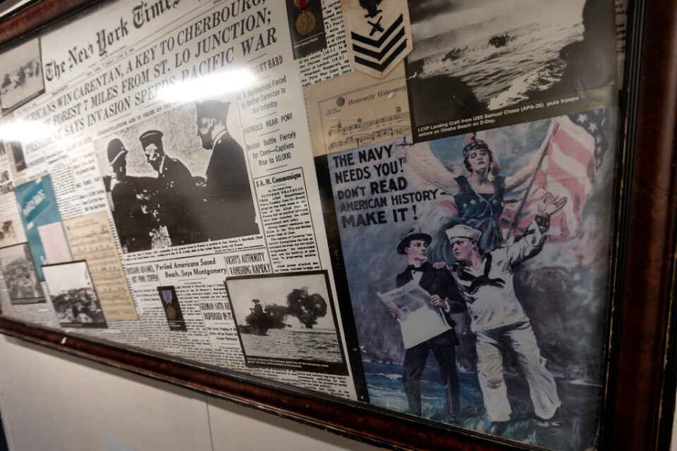 Gamla tidningsartiklar och tavlor påminner besättningen om den historiska invasionen 1944, som gett namn till den amerikanska robotkryssaren USS Normandy.