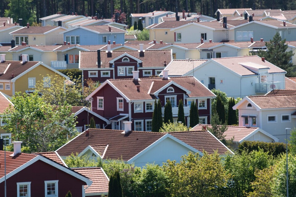 ”Ända sedan mätningarna började på 1950-talet har en klar majoritet av svenskarna velat bo i småhus.”