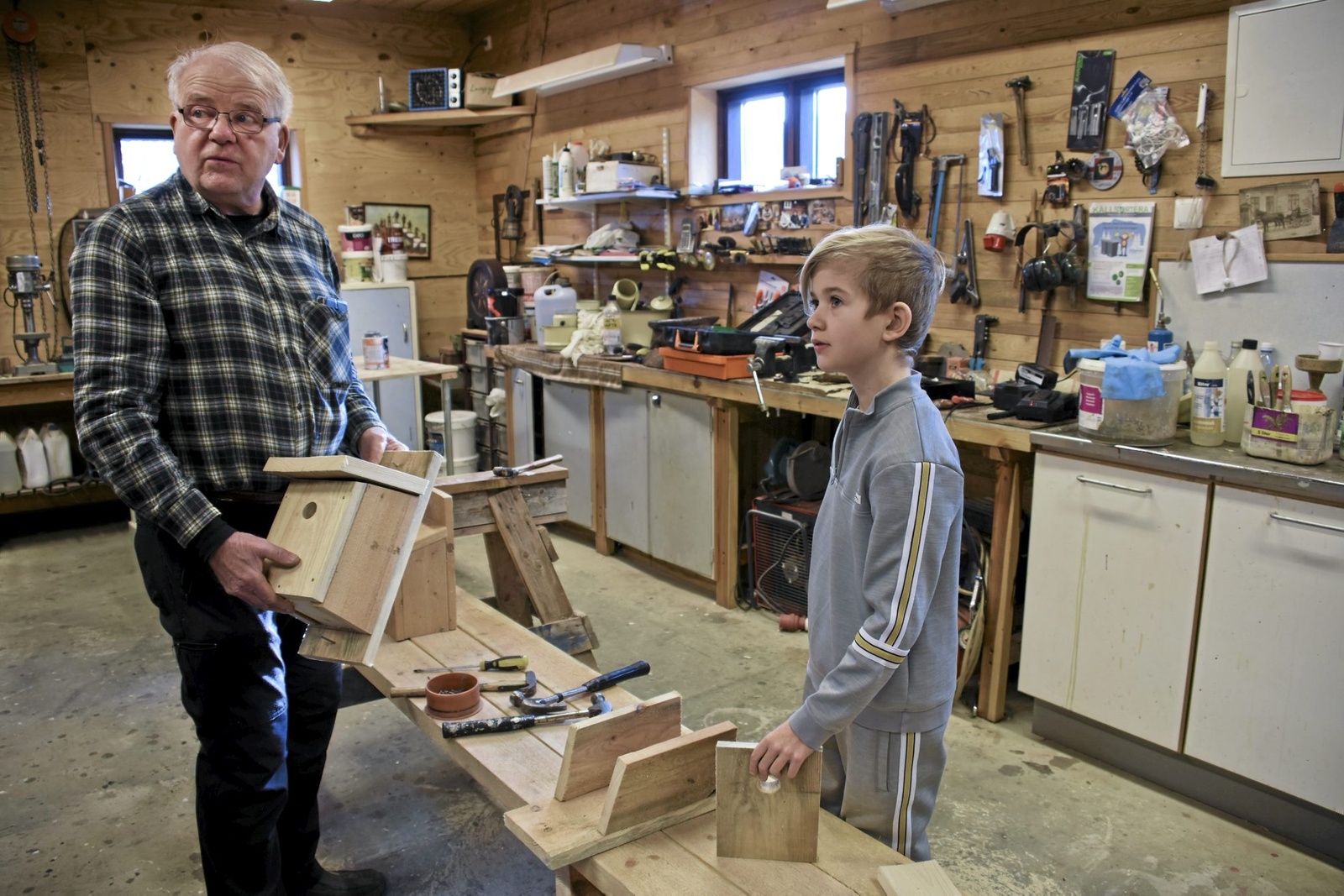 Anders Weréen från Osby hembygdsförening visar Jack Nilsson hur man bygger en fågelholk. Foto: Helén Fingalsson