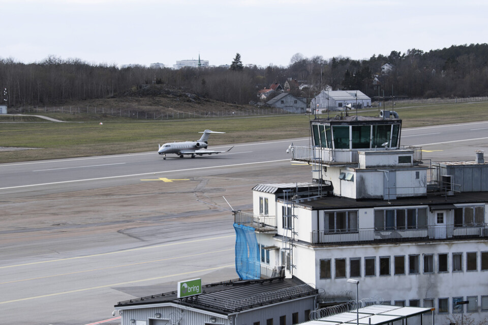 Riksdagen vill hejda regeringens plan för en snabbavveckling av Bromma flygplats. Arkivbild.