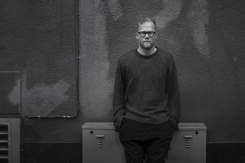 Författaren, journalisten och dokumentärfilmaren Lars Berge är aktuell med en reportagebok om vargattacken på Kolmården. Han debuterade 2013 med romanen ”Kontorsninja”.