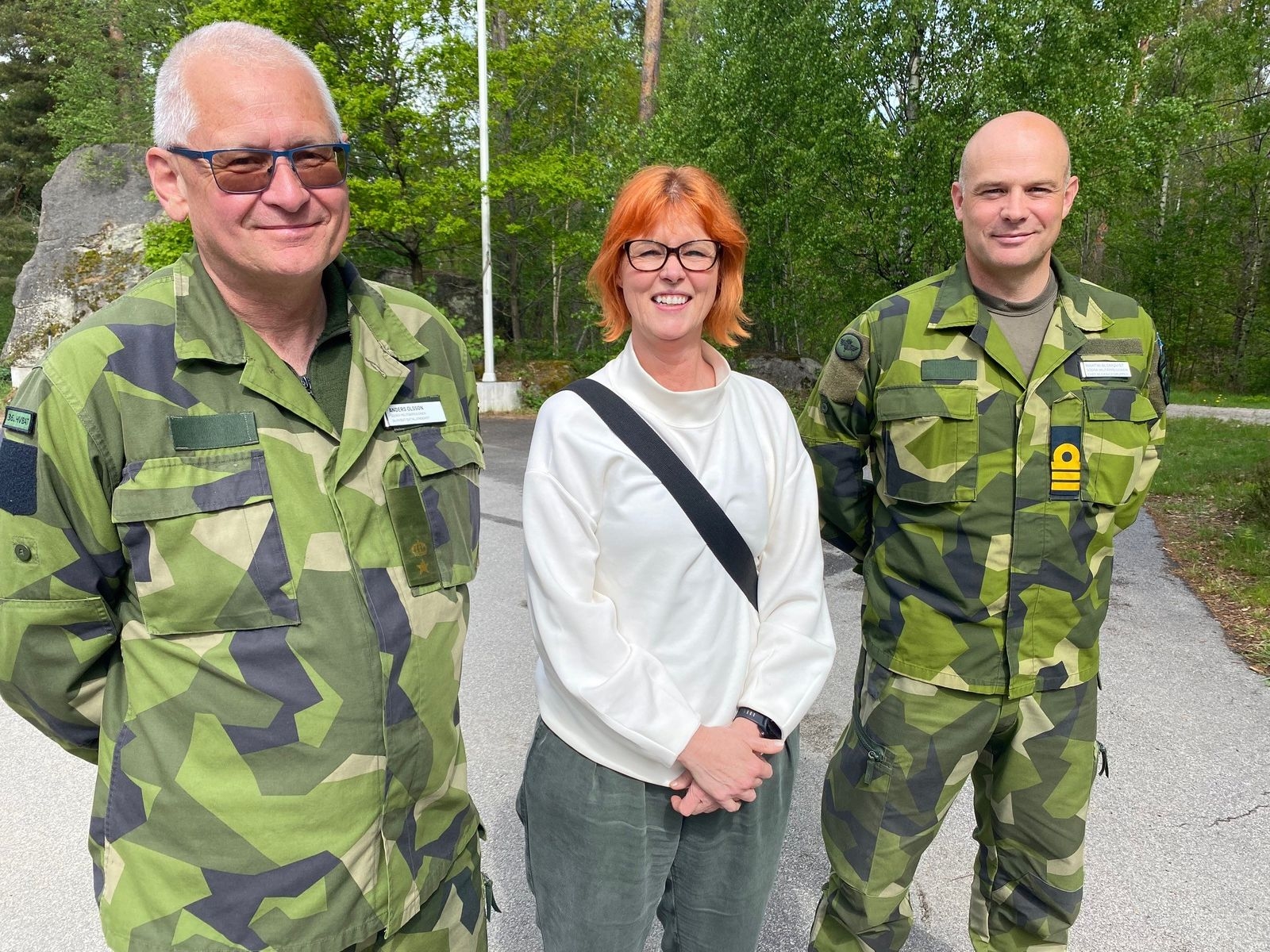 Heléne Björklund här med Anders Olsson, chef 36:e hemvärnsbataljonen västra Blekinge, till vänster och Martin Blomqvist, chef Blekingegruppen, till höger.