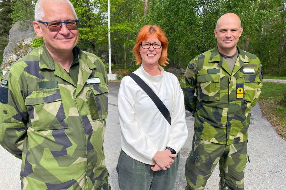 Heléne Björklund med Anders Olsson, chef 36:e hemvärnsbataljonen västra Blekinge, till vänster och Martin Blomqvist, chef Blekingegruppen, till höger.
