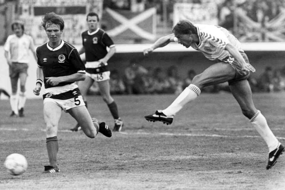 Preben Elkjær gör mål mot Skottland i VM 1986. Samtidigt toppade han listorna som en av sångarna i fotbollslåten "Re-Sepp-Ten".