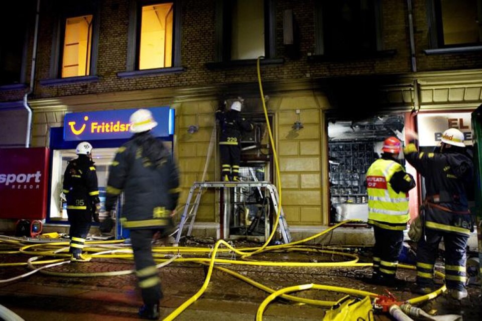Brandmän från flera håll, bland annat Borås, bekämpade branden på Drottninggatan i Göteborg i natt.