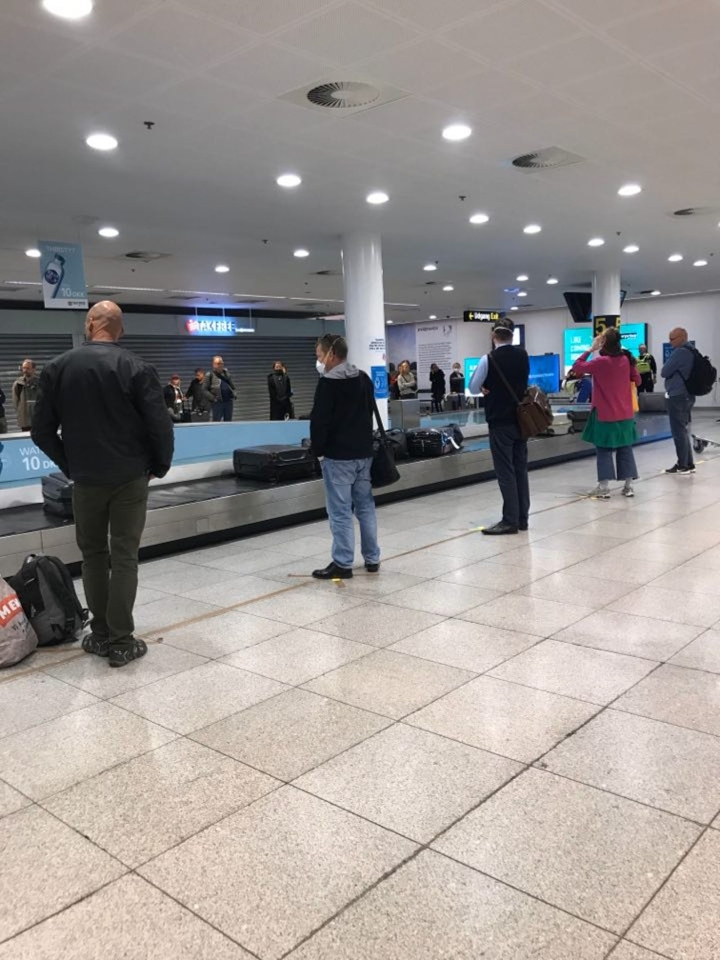 På flygplatsen i Köpenhamn var det glest mellan de få resenärerna. ”När man väntar på väskorna måste man stå på ett kryss som är utmätt med 2 meter mellan varje person”.