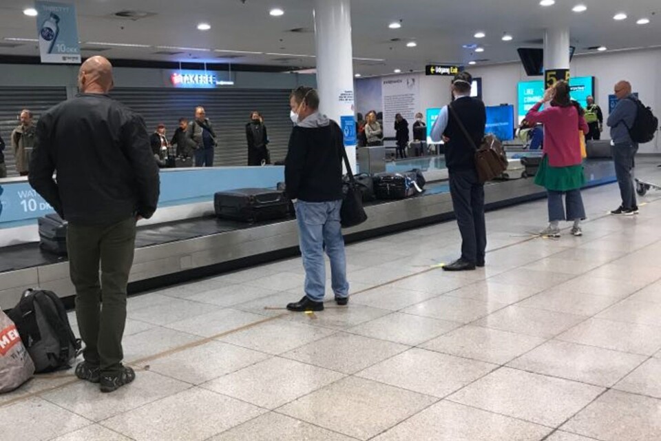På flygplatsen i Köpenhamn var det glest mellan de få resenärerna. ”När man väntar på väskorna måste man stå på ett kryss som är utmätt med 2 meter mellan varje person”.