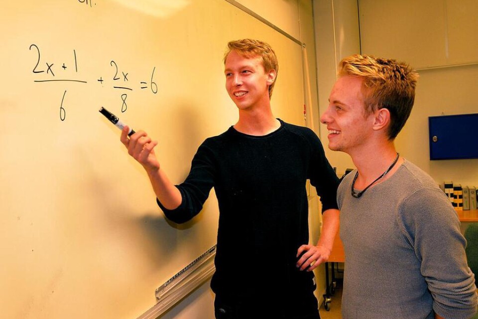 Ekvation. Johan Eliasson visar eleven Alexander Rosengren hur en ekvation ska räknas ut.